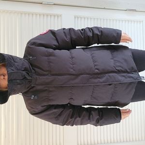 Brand new Canada Goose mid length puffer, only worn a few times!